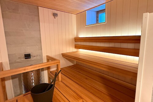 Taloyhtiön saunaan lauteet