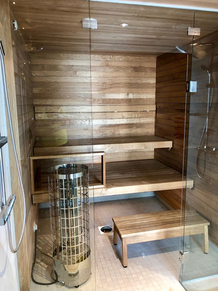 Sauna lasiovella ja lasiseinällä - Saunatehdas