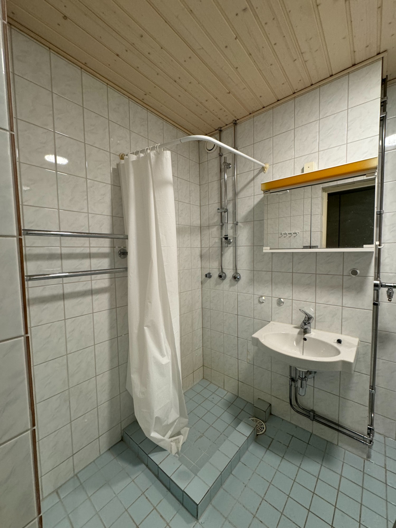 Kylpyhuone ennen remonttia Uusimaa